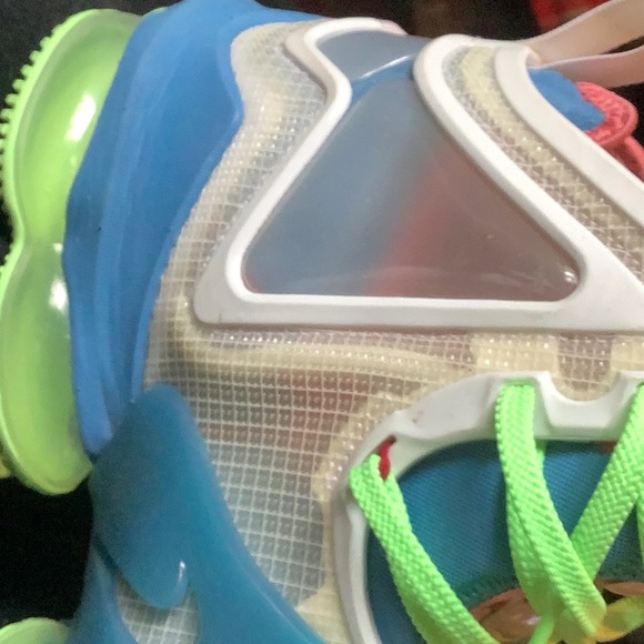 2022 Nike LeBron Sneakers - Picture 3 of 13